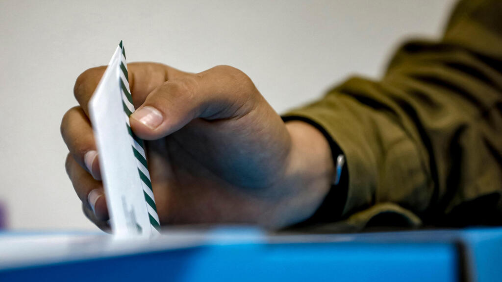 A soldier votes on his base (Photo: AFP) חיילים מצביעים בקלפי בבסיס במטולה