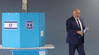 אביגדור ליברמן מצביע בקלפי בנוקדים