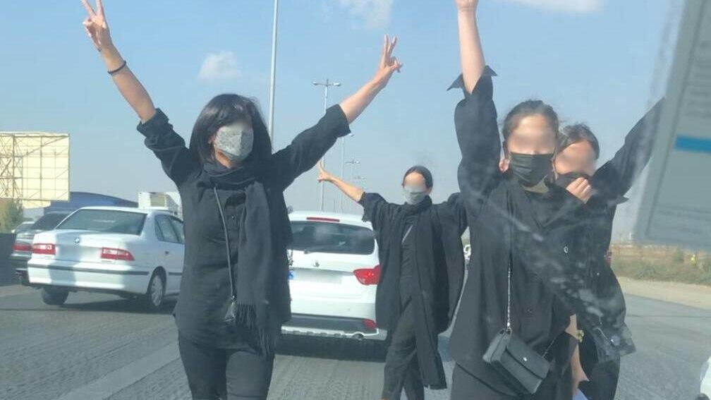 מפגינים הפגנה ב כראג' איראן מחאת חיג'אב 