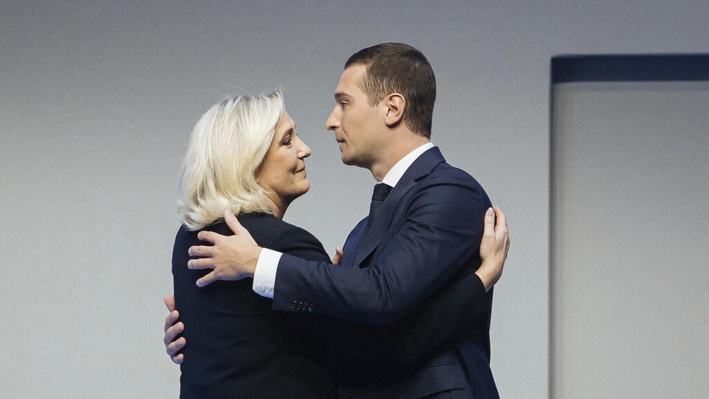 Le Pen, who hopes to run, and Bardella, who may replace her (Photo: AP) צרפת ה נשיא ה חדש של מפלגת האיחוד הלאומי ז'ורדן ברדלה עם מרין לה פן