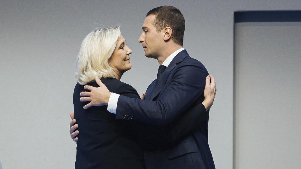 Jordan Bardella and Marine Le Pen (Photo: AP) צרפת ה נשיא ה חדש של מפלגת האיחוד הלאומי ז'ורדן ברדלה עם מרין לה פן