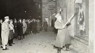 מנפצים חלונות ראווה בליל הבדולח