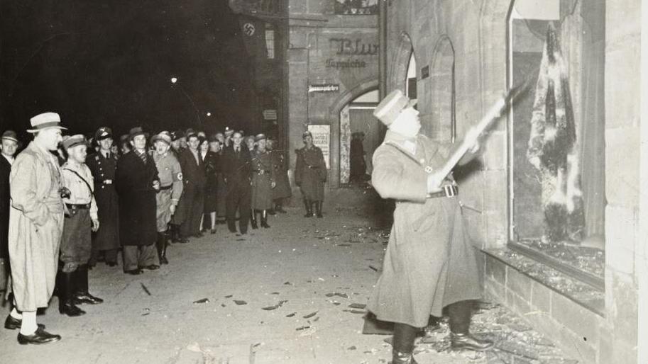 Погром Хрустальной ночи (Фото предоставлено музеем "Яд ва-Шем") מנפצים חלונות ראווה בליל הבדולח