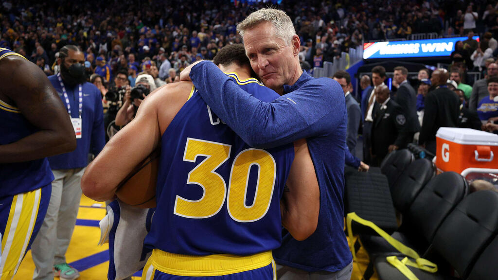 Kerr with Warrior's star player Steph Curry (Photo: AFP) קר יודע מי הגיבור שלו הערב