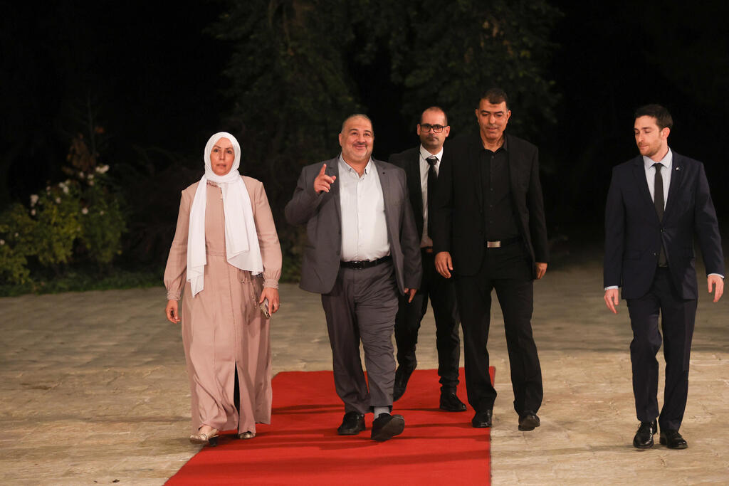 Mansour Abbas (center) and the Ra’am faction during consultations with President Isaac Herzog on recommending a candidate to form the government in 2022 (Photo: Alex Kolomoisky) סיעת רע"מ