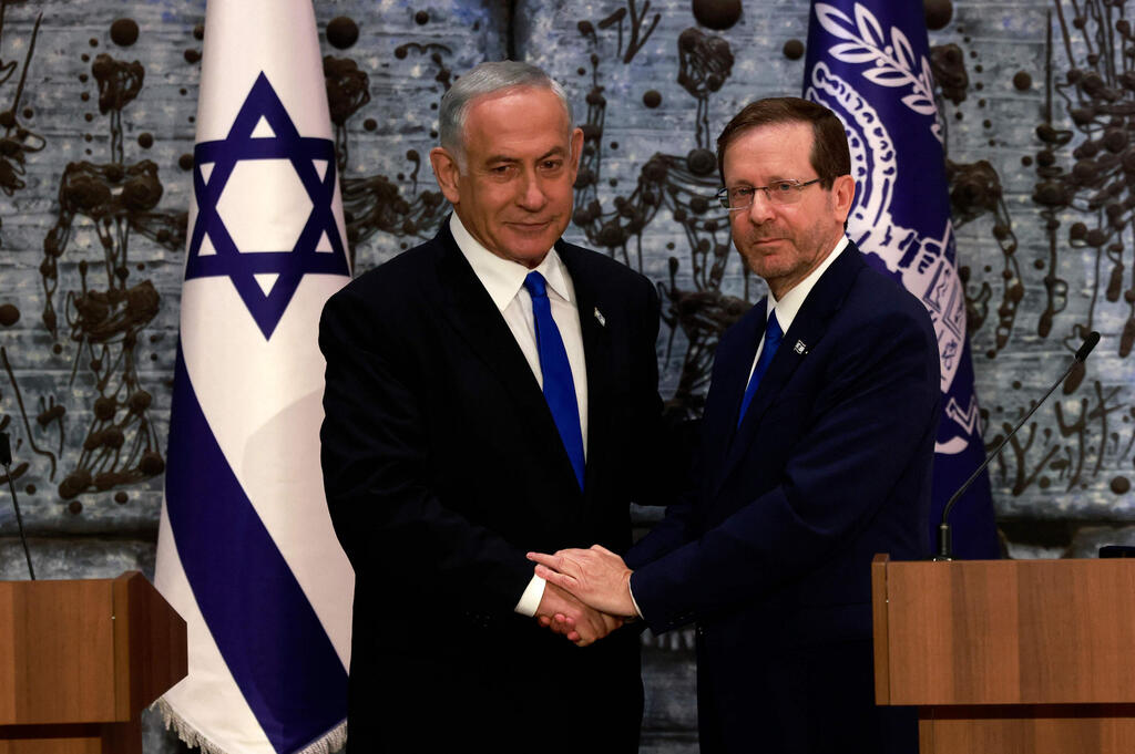 Prime Minister Benjamin Netanyahu and President Isaac Herzog (Photo: AFP) נשיא המדינה יצחק הרצוג מטיל את המנדט להרכבת ממשלה על בנימין נתניהו