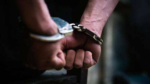 ישראלי במעצר, אילוסטרציה