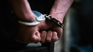 ישראלי במעצר, אילוסטרציה