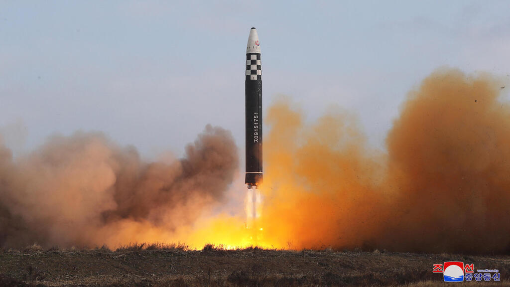 North Korea launches ballistic missile into the Sea of Japan (Photo: Reuters) צפון קוריאה שיגור טיל בליסטי
