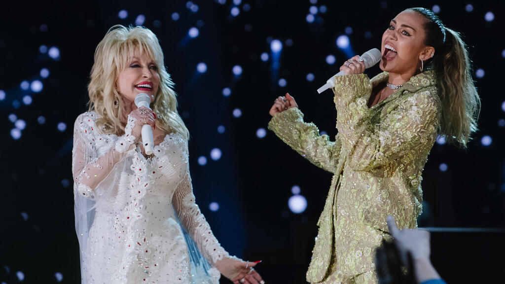 Dolly Parton performs with her goddaughter Miley Cyrus (Photo: Emma McIntyre/GettyImagesIL) מיילי סיירוס ודולי פרטון