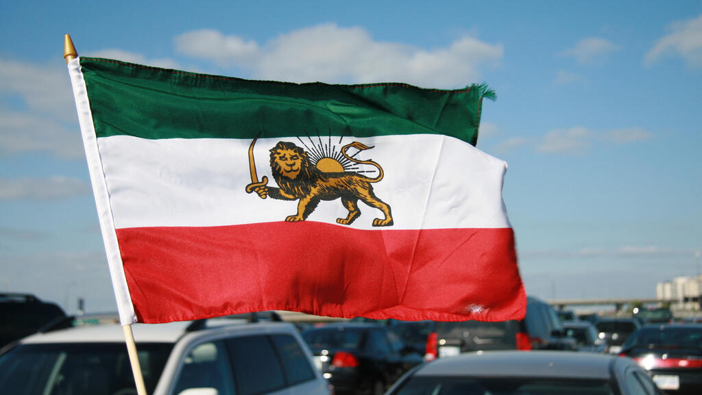 דגל איראן הישן מ תקופת ה שאה הפרסי