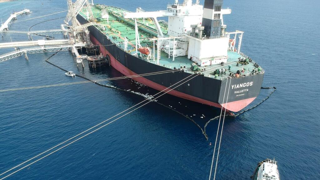 A localized fuel leak from a tanker in the Gulf of Eilat, November 2022 (Photo: Sagi Markman) דליפה נקודתית של דלק מהמיכלית