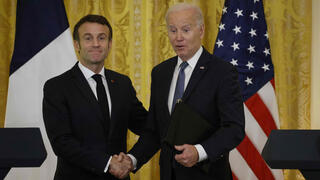 נשיא צרפת מקרון לצד  נשיא ארה"ב ג'ו ביידן בביקור ב הבית הלבן