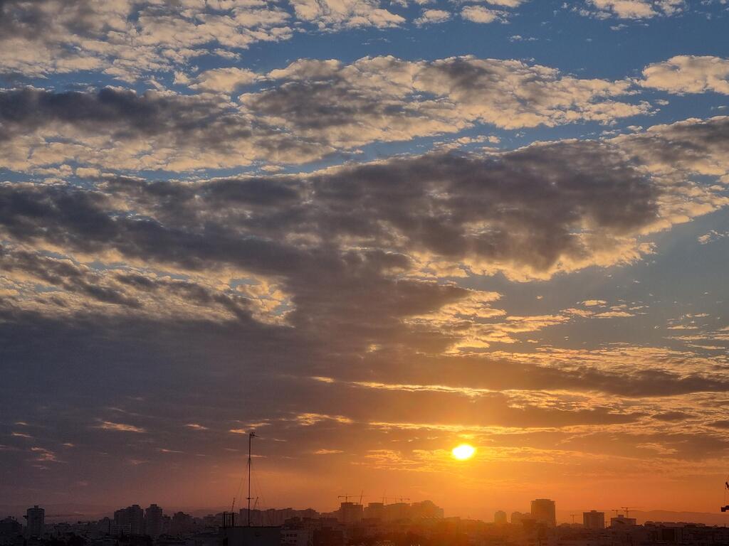 Photo: Riva Shirazi זריחה ברמת גן