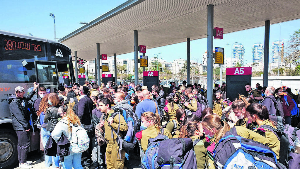 חיילים עולים לאוטובוס