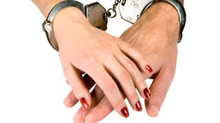 Задержанная в наручниках 