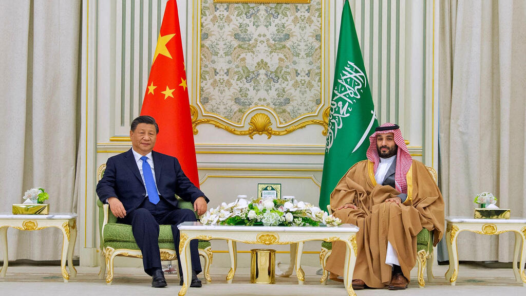 Chinese President Xi Jinping visits Saudi Arabia, hosted by Crown Prince Mohammed bin Salman (Photo: AFP/ SAUDI ROYAL PALACE / BANDAR AL-JALOUD) נשיא סין שי ג'ינפינג ב ביקור ב סעודיה מתארח אצל יורש העצר מוחמד בן סלמאן