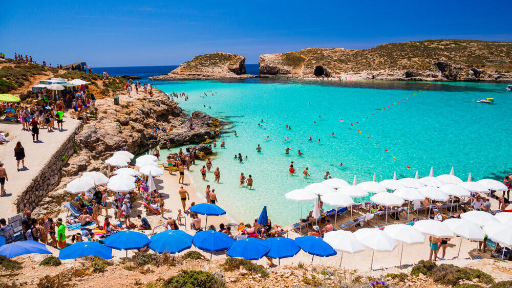 Malta's Blue Lagoon between Comino and Cominotto draws visitors for its crystal-clear waters (Photo: Shutterstock) הלגונה הכחולה, מלטה