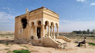 גלעד כרמלי מול המנזר הרומני, ניתן להבחין בחור פגיעת פגז