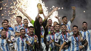 לאו מסי מניף את גביע העולם