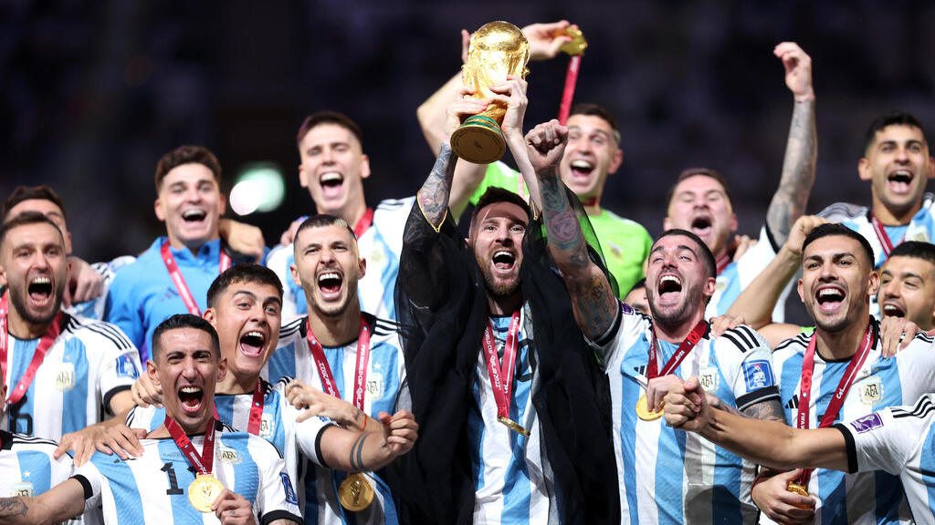 Lionel Messi lifts the World Cup trophy (Photo: Getty Images) לאו מסי שחקן נבחרת ארגנטינה מניף את גביע העולם