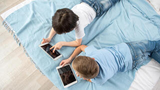 ילדים נרגעים באמצעות שימוש בטאבלט