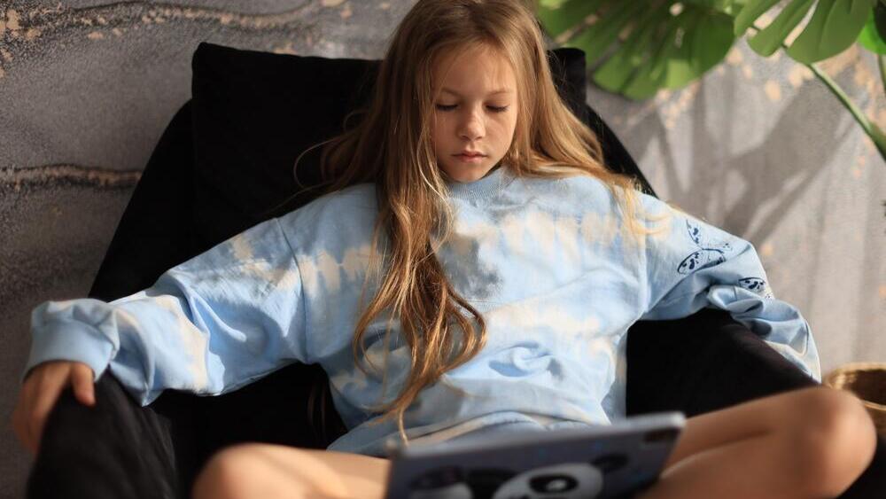 Like it or not, the technology is here and children are using it (Photo: Shutterstock) ילדה משתמשת בטאבלט