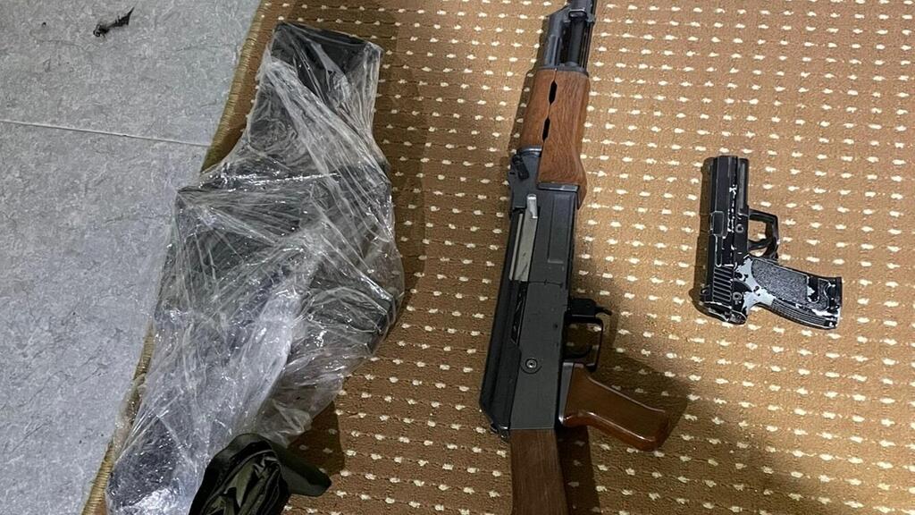 Weapons seized in West Bank raid (Photo: IDF Spokesperson's Unit) תיעוד ממעצר מבוקשים ע''י לוחמי צה''ל ביהודה ושומרון