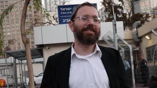 העיתונאי ישראל פריי מחוץ לתחנת המשטרה
