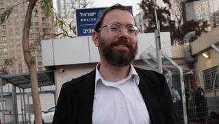 העיתונאי ישראל פריי מחוץ לתחנת המשטרה