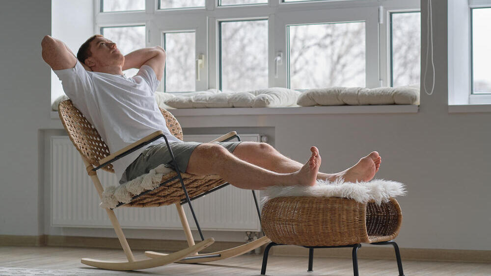 אדם רגוע נח על כורסא