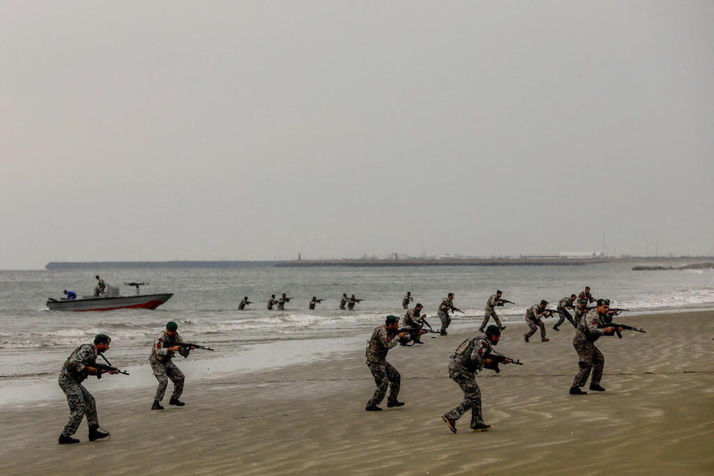 An Iranian military drill along the Strait of Hormuz (Photo: Reuters/ Iranian Army/WANA) תרגיל צבאי של צבא איראן בעומאן