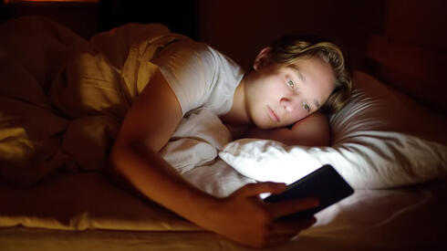 ילד משתמש בסמארטפון