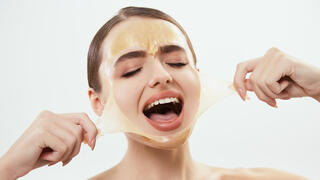 אישה מסירה מסכת יופי מהפנים