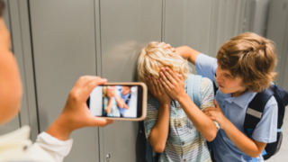 התעללו בתלמיד והפשיטו אותו