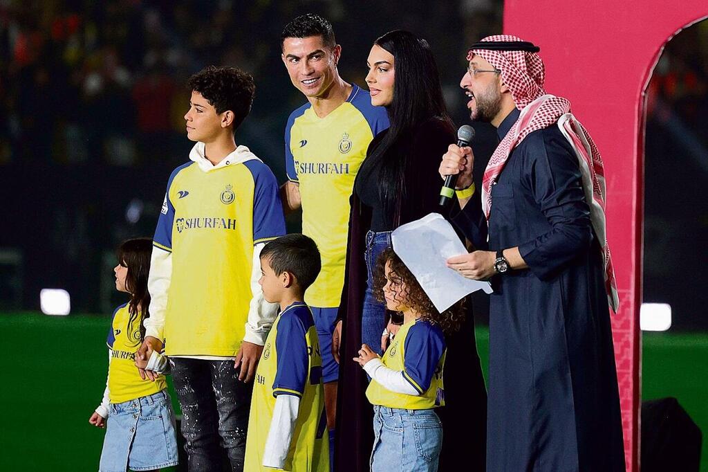 Ronaldo with his family (Photo: AFP) כריסטיאנו רונאלדו ומשפחתו בהצגתו באל נאסר