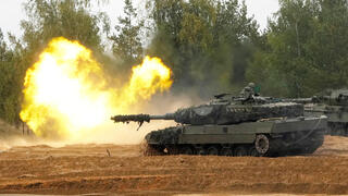 טנק לאופרד מתוצרת גרמניה בתרגיל של נאט"ו ב לטביה ספטמבר 2022