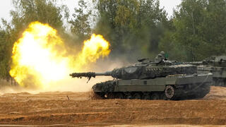 טנק לאופרד מתוצרת גרמניה בתרגיל של נאט"ו ב לטביה ספטמבר 2022