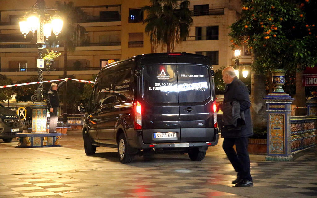 Spanish security forces stand at the scene of a machete attack near a church in Algeciras, southern Spain, on Jan. 25, 2023. One person was killed and several others were wounded in the attack, which authorities investigated as a possible act of terrorism (Photo: AFP) ספרד אלחסיראס זירת רצח חשד ל פיגוע טרור כנסייה