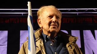 מוריס קאהן בהפגנת התנועה לאיכות השלטון בתל אביב נגד הממשלה