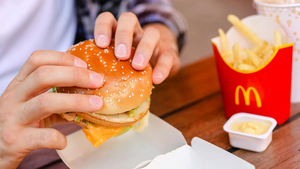 Порция в закусочной McDonalds (Фото: shutterstock) צ'יזבורגר של מקדונלדס