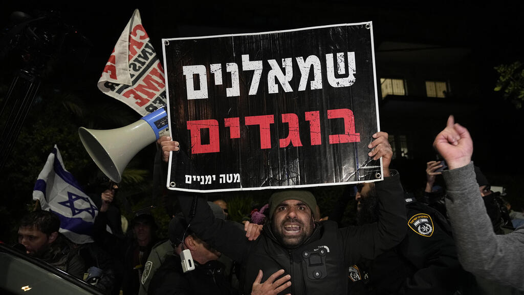 מפגין מני מוחה מול הפגנת השמאל בירושלים