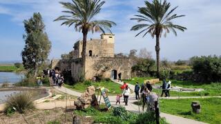 מטיילים בשמורת הטבע עין אפק