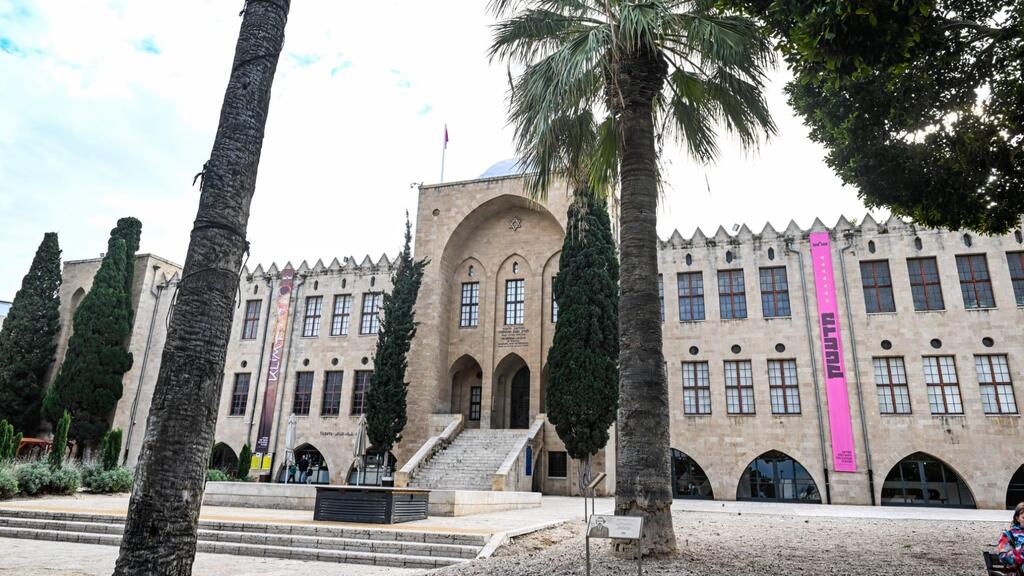 העץ שנטע איינשטיין על רקע הבניין ההיסטורי של הטכניון בשכונת הדר