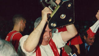 מאמן הפועל ירושלים פיני גרשון עם גביע המדינה 1996