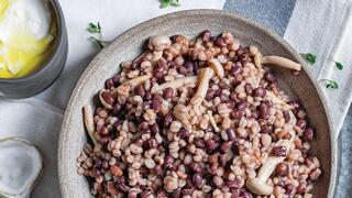 מג'דרה של גריסים שעועית אזוקי ופטריות 