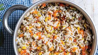 מג'דרה של אורז בסמטי, שעועית מש ופלפלים 