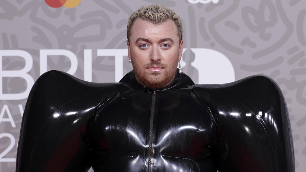 סם סמית' על השטיח האדום בטקס פרסי הבריטס, 2023