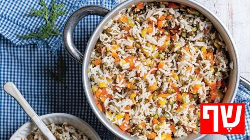 מג'דרה של אורז בסמטי, שעועית מש ופלפלים 