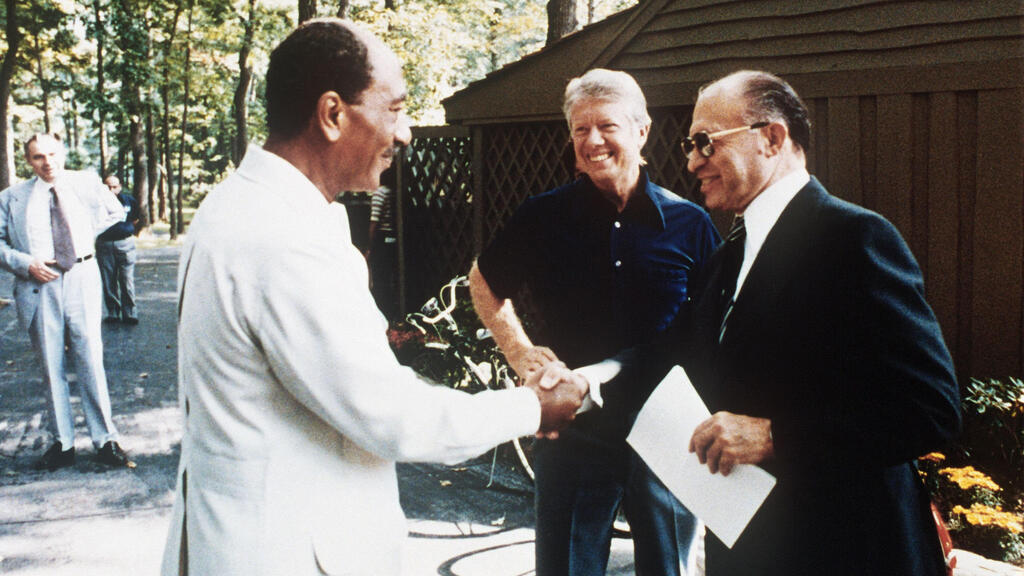The Egypt-Israel relationship is anchored by the 1979 Camp David Accords (Photo: AFP) נשיא ארה"ב ג'ימי קרטר עם ראש ממשלת ישראל מנחם בגין ו נשיא מצרים אנואר סאדאת פסגת קמפ דייוויד 1978